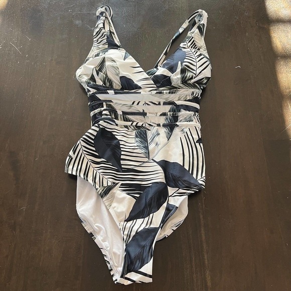 La Blanca Moment Of Zen Palm Multi Strap Cross Back One Piece Swimsuit 4 - Picture 2 of 6